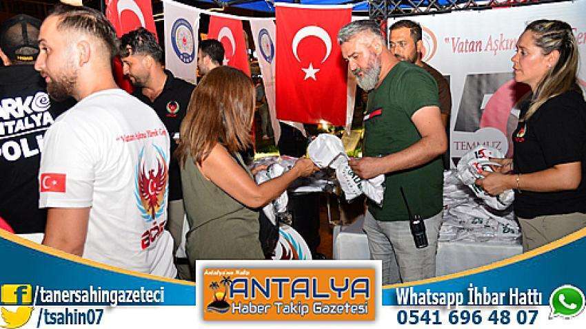 Antalya Emniyeti Bu Sevda Hi&ccedil; Bitmeyecek Projesi Kapsamında 15 Temmuz Demokrasi ve Milli Birlik G&uuml;n&uuml;&rsquo;nde Stant A&ccedil;arak Bilgilendirme &Ccedil;alışması Yaptı