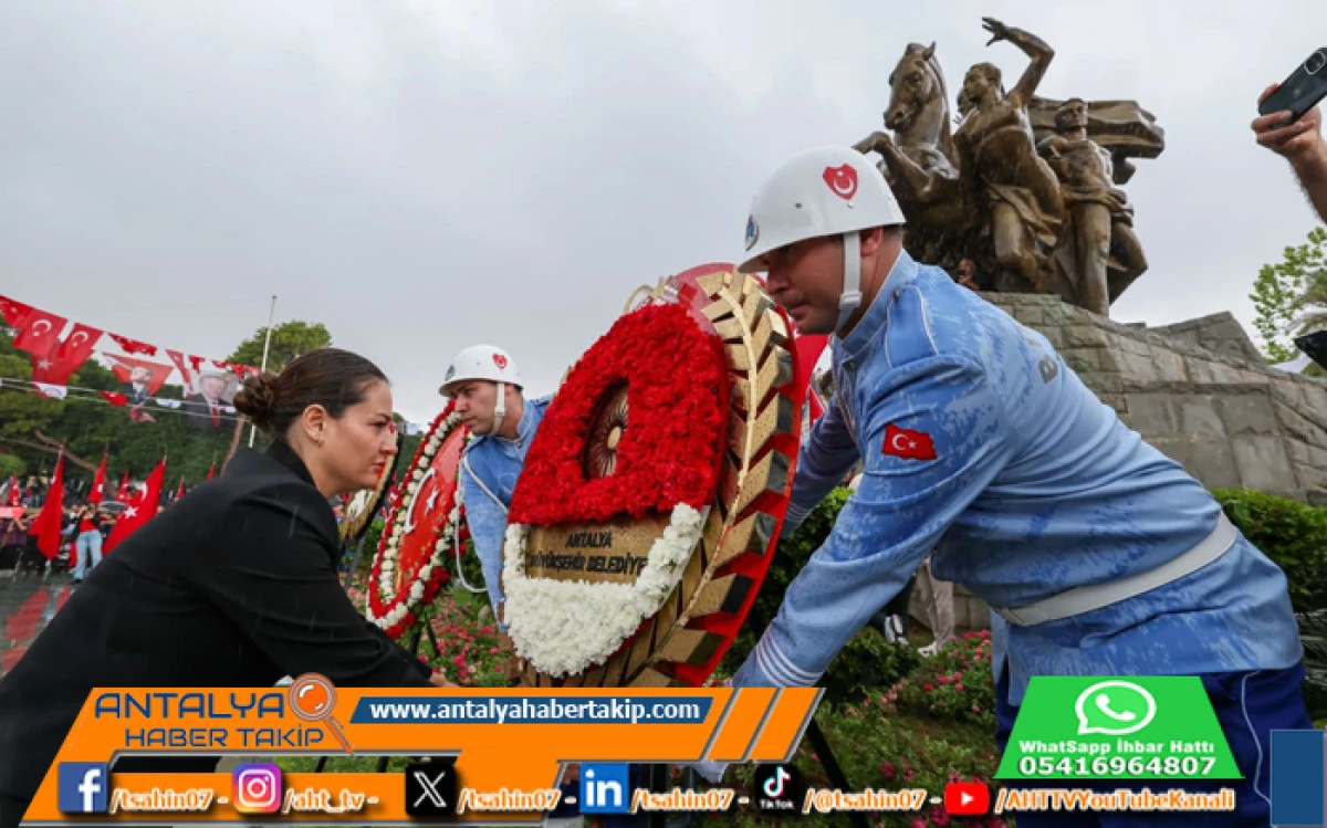 Başkan Vekili Özdemir Çelenk Sunma Törenine Katıldı 