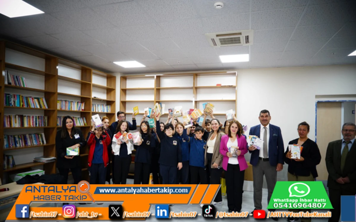 Konyaaltı Belediyesi Okul Kütüphanesine Kitap Bağışı Yaptı