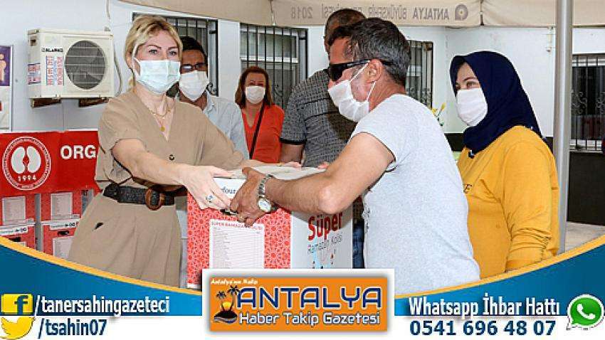 Rekt&ouml;r &Ouml;zkan Organ Nakli Olan Ve Nakil Bekleyen Hastalara Ramazan Paketi Dağıttı